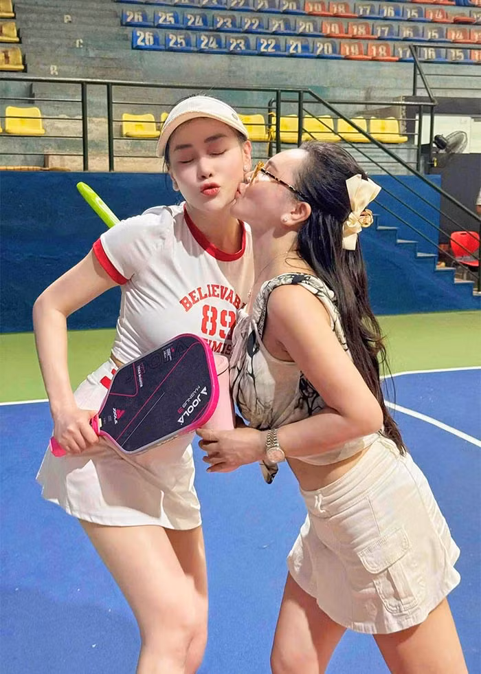 Bà mẹ hai con xinh đẹp, trẻ trung trên sân pickleball. (Ảnh: FB Phương Oanh)