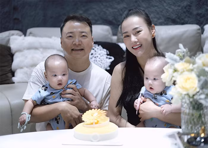 Người đẹp 35 tuổi đã giảm được gần 22 kg sau khi sinh con. Phương Oanh cho biết cô từng đạt ngưỡng 77 kg vài tháng trước. (Ảnh: FB Phương Oanh)