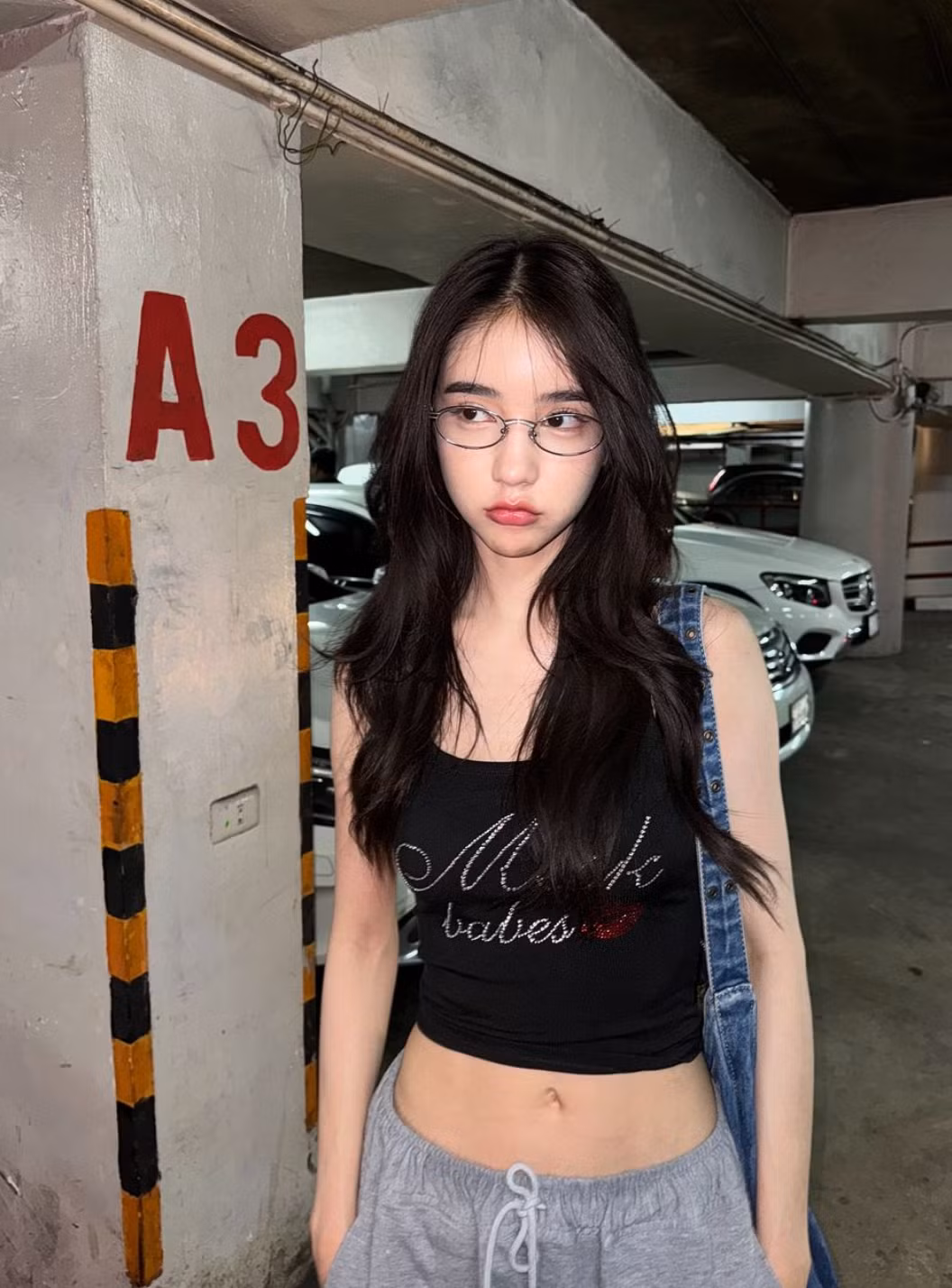 Mỗi lần xuất hiện, Yoshi luôn biết cách kết hợp trang phục với các phụ kiện thời trang, từ vòng cổ, khuyên tai cho đến giày cao gót, tạo nên một tổng thể hoàn hảo. Ảnh: IG yoshirinrada