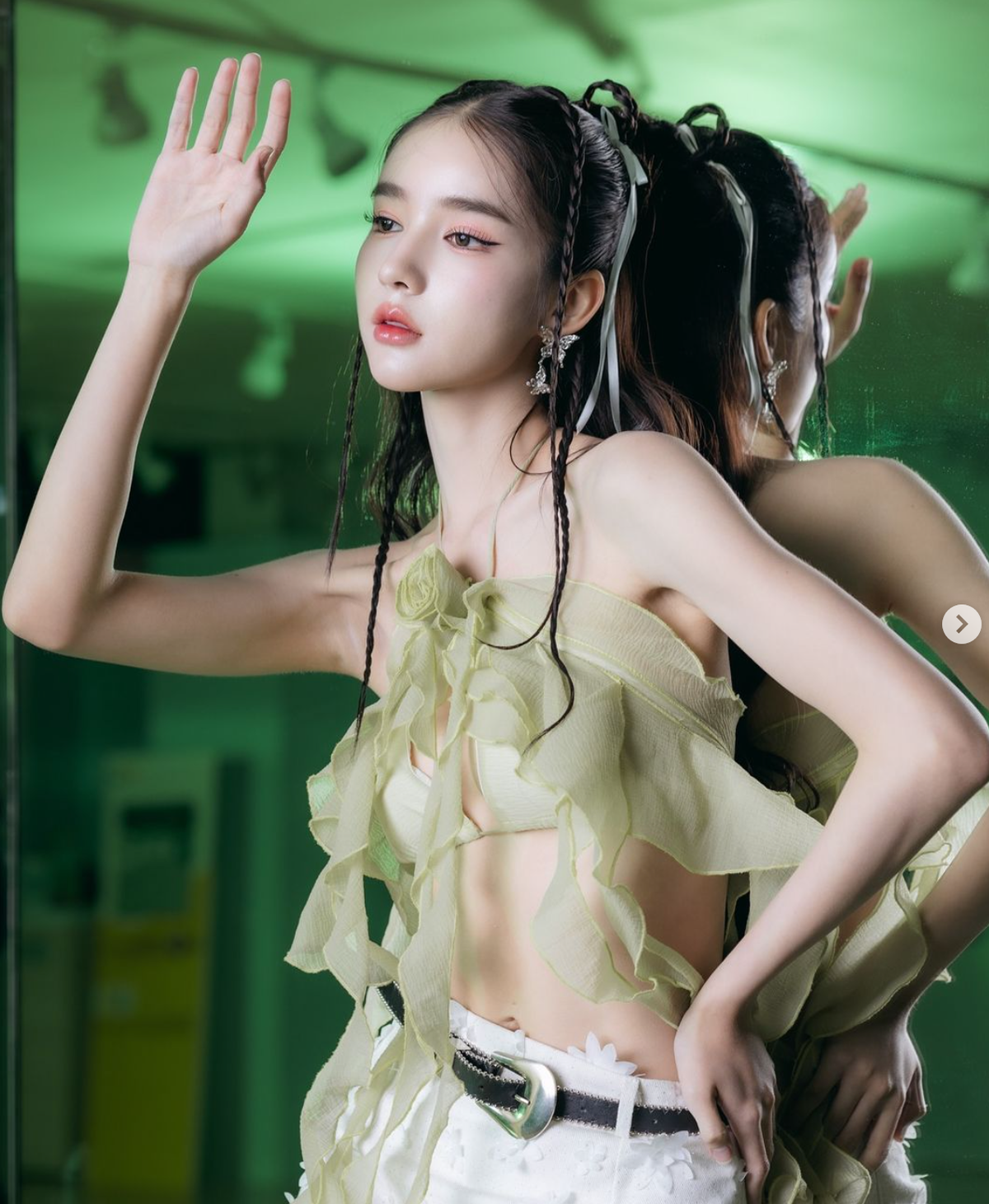 Những bộ outfit của cô thường được thiết kế với màu sắc tươi sáng và họa tiết bắt mắt, giúp cô nổi bật giữa đám đông. Ảnh: IG yoshirinrada