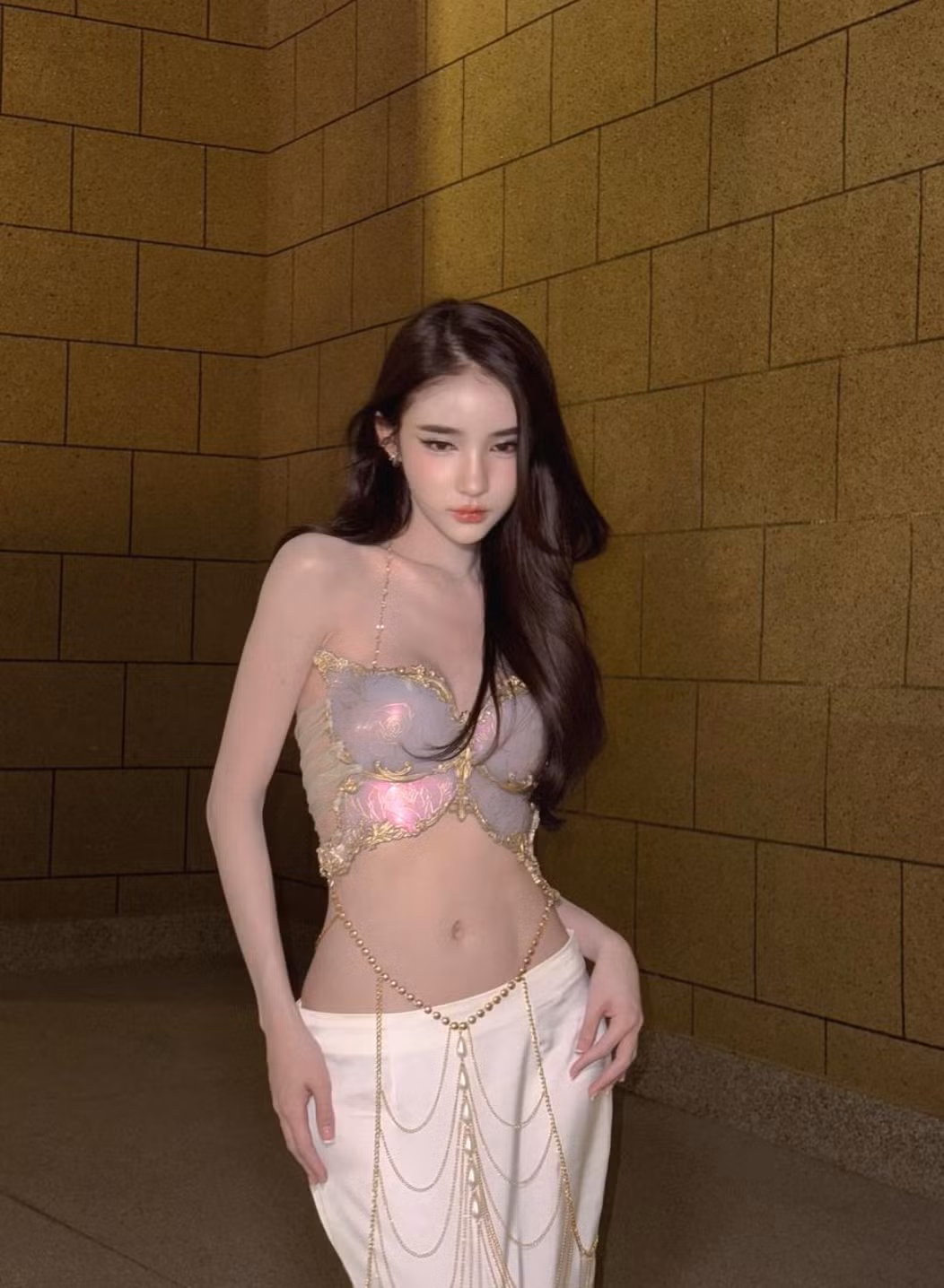 Ngoài ra, Yoshi cũng rất chú trọng đến việc giữ gìn vóc dáng. Cô thường xuyên luyện tập thể dục, kết hợp với chế độ ăn uống khoa học để duy trì vòng eo con kiến. Ảnh: IG yoshirinrada