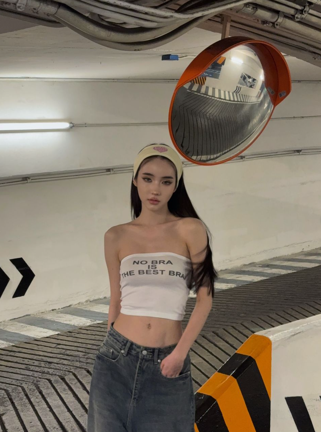 Trong ảnh, cô gái này ăn mặc cá tính, đi kèm chân váy đơn giản, dù không cần hở hang nhưng gương mặt xinh đẹp đã thu hút mọi ánh nhìn. Ảnh: IG yoshirinrada