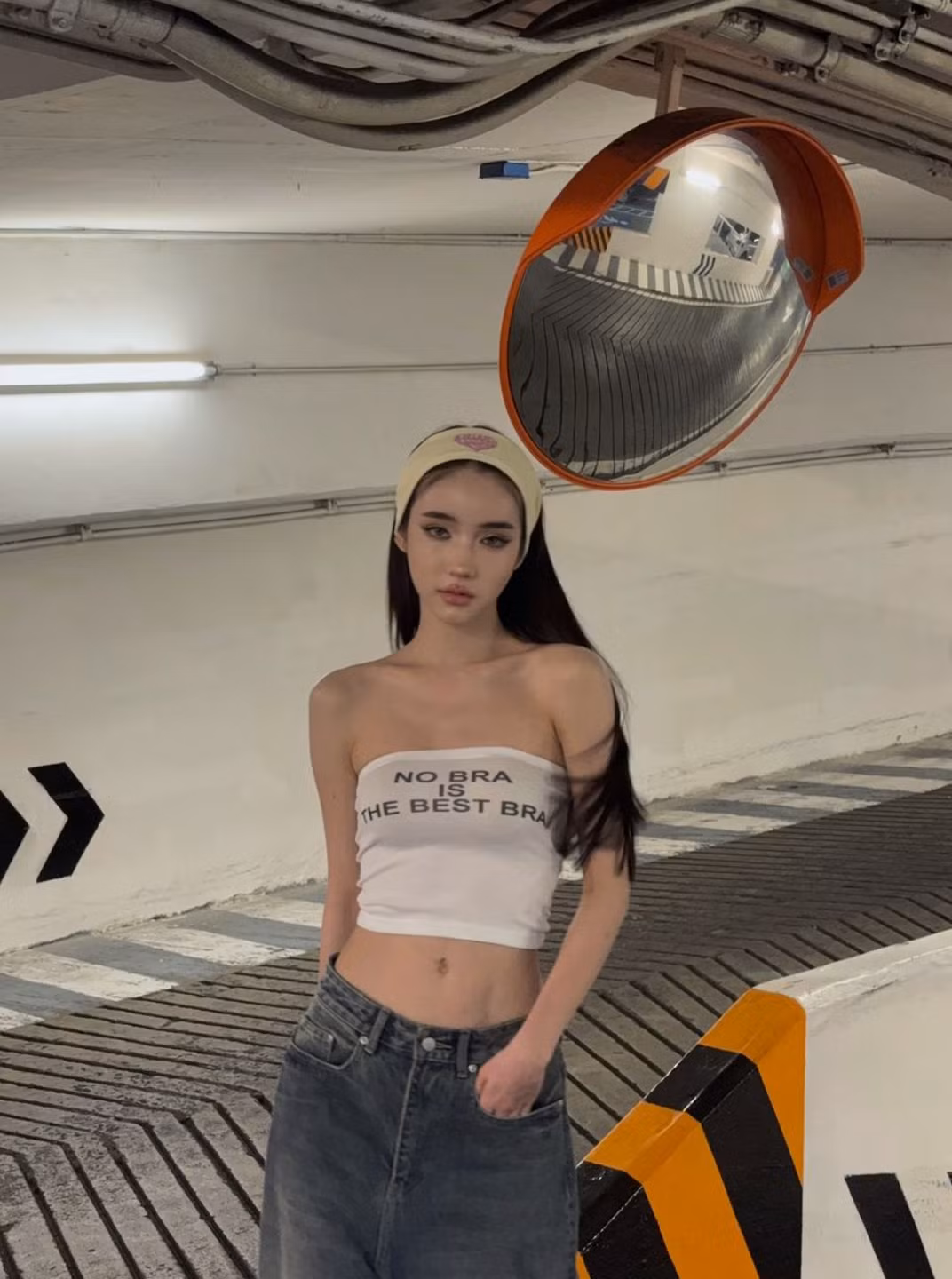 Trong ảnh, cô gái này ăn mặc cá tính, đi kèm chân váy đơn giản, dù không cần hở hang nhưng gương mặt xinh đẹp đã thu hút mọi ánh nhìn. Ảnh: IG yoshirinrada