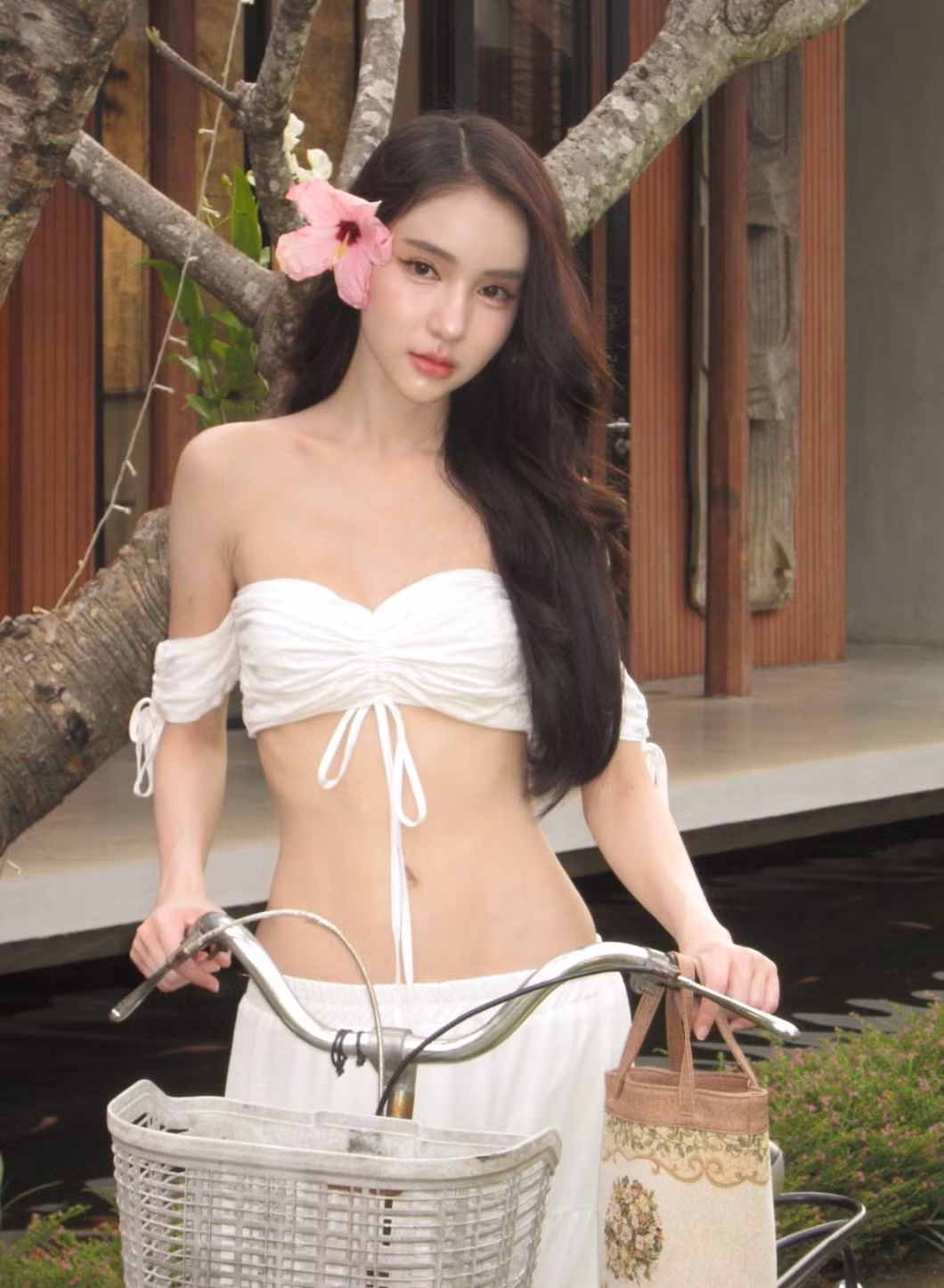 Một trong những điểm nổi bật nhất trong phong cách của Yoshi chính là cô lựa chọn trang phục, đặc biệt là những chiếc áo crop top. Ảnh: IG yoshirinrada