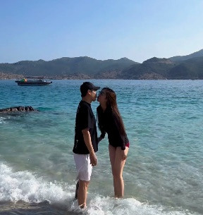 Hậu kết hôn lần hai, nam ca sĩ thường xuyên khoe những khoảnh khắc ngọt ngào, lãng mạn bên vợ trẻ.