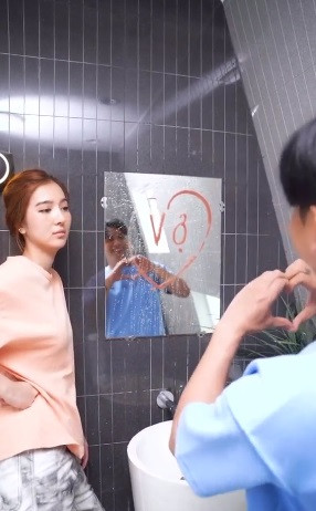 Ngoài những video lãng mạn, vợ chồng Hồ Quang Hiếu còn thực hiện nhiều clip đời thường hài hước. Cả hai tiết lộ kế hoạch có con trước rồi mới làm đám cưới.