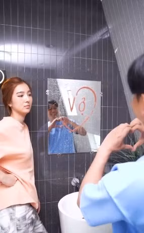 Ngoài những video lãng mạn, vợ chồng Hồ Quang Hiếu còn thực hiện nhiều clip đời thường hài hước. Cả hai tiết lộ kế hoạch có con trước rồi mới làm đám cưới.