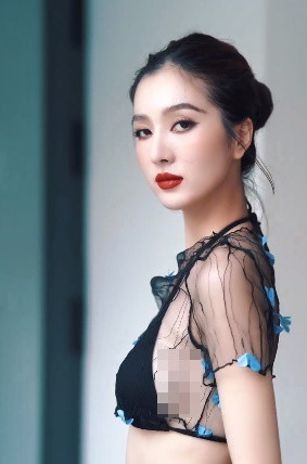 Trong đoạn video khoe sắc vóc bên bể bơi được mỹ nhân sinh năm 2000 đăng tải gần đây, bà xã kém 17 tuổi của Hồ Quang Hiếu diện bikini gợi cảm tôn lên vóc dáng chuẩn người mẫu.