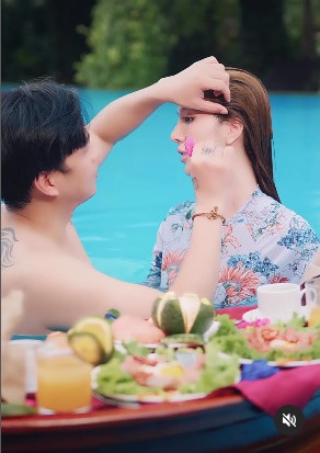 Hai vợ chồng nam ca sĩ dành thời gian đi du lịch cùng nhau.