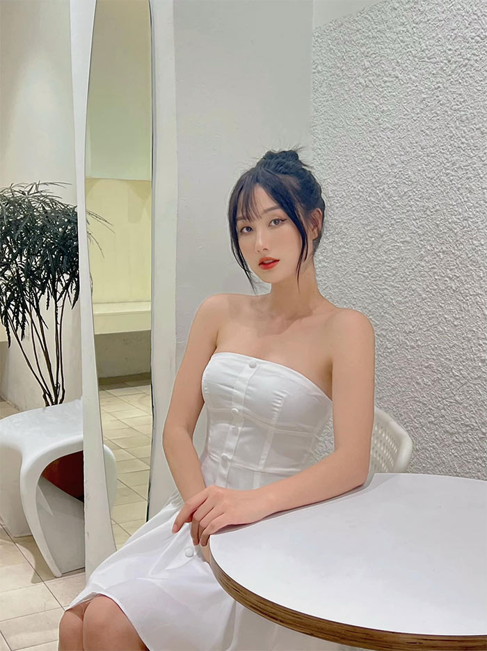 Hoàng Khánh Ly sinh năm 1998 tại Nghệ An. Cô theo học tại khoa Công nghệ Thông tin tại trường Đại học Giao thông Vận tải và học thêm khóa Diễn viên Điện ảnh - Truyền hình tại trường Đại học Sân khấu - Điện ảnh Hà Nội. Khi còn là sinh viên, Khánh Ly là hot girl của trường Đại học Giao thông Vận tải. (Ảnh: FB Khánh Ly)