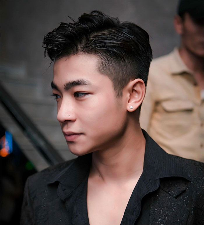 Võ Hoài Vũ sinh năm 2000, đã tốt nghiệp trường Đại học Sân khấu - Điện ảnh, lớp Diễn viên kịch - Điện ảnh. Anh lựa chọn nối nghiệp diễn xuất của bố. (Ảnh: FB Võ Hoài Vũ)