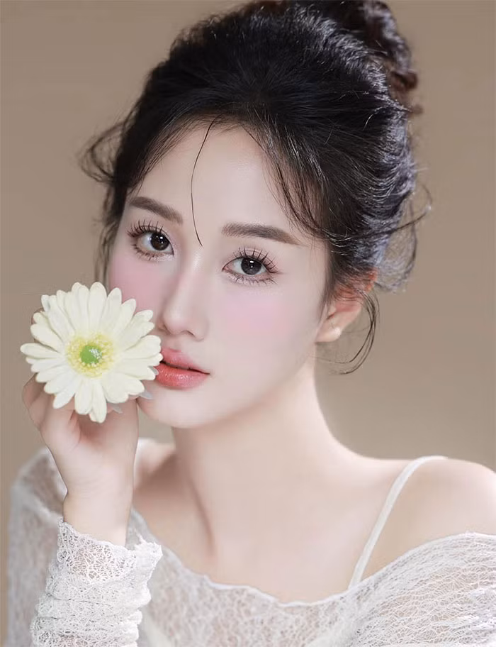 Trong phim "Đi giữa trời rực rỡ", Hoàng Khánh Ly vào vai Lê, sinh viên nghiêm nghị khó tính, bạn cùng phòng với Pu. Khánh Ly là diễn viên tự do, cô thường đóng một số web drama và đảm nhiệm những vai phụ trong các phim: "Thương ngày nắng về", "Hương vị tình thân", "Lựa chọn số phận", "Dưới bóng cây hạnh phúc", "Gia đình mình vui bất thình lình"... (Ảnh: FB Khánh Ly)