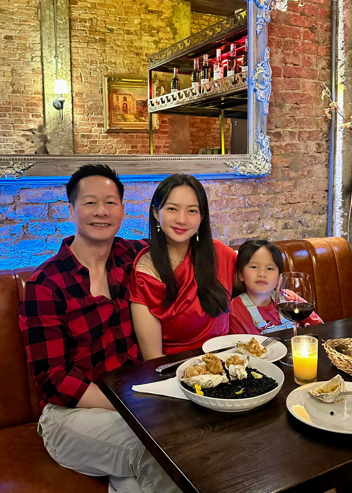 Phan Như Thảo và ông xã đại gia cùng con gái có bữa ăn ấm cúng. Ảnh: FB Phan Như Thảo