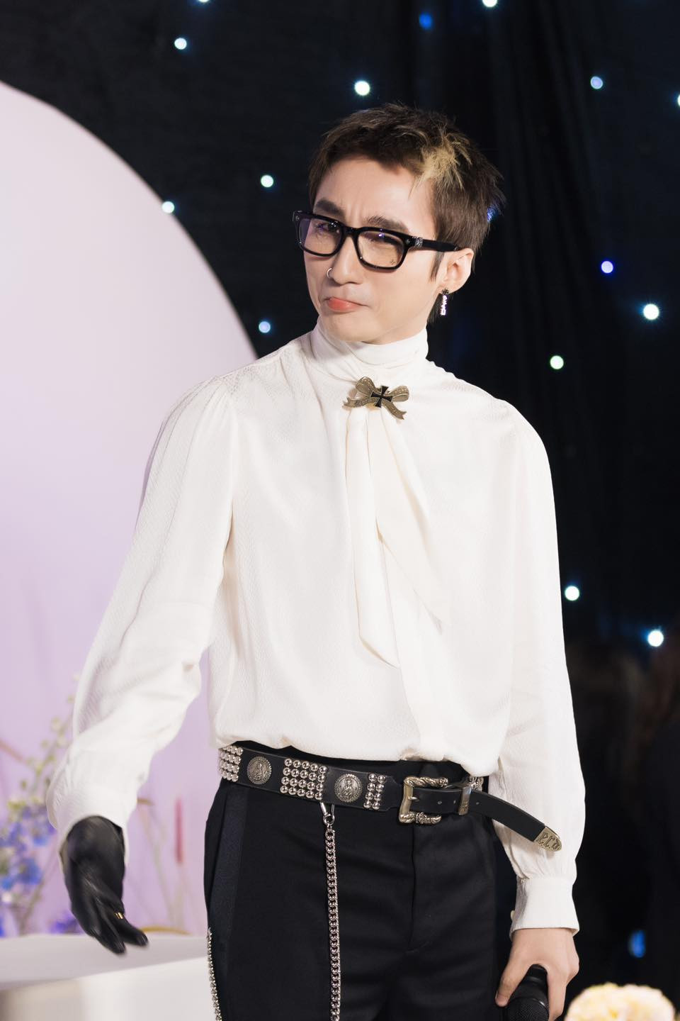 Sơn Tùng xuất hiện bảnh bao như hoàng tử tại buổi fansign SKYMEET. Đây là sự kiện giới hạn với 120 fan may mắn có cơ hội được gặp gỡ trực tiếp, giao lưu và ký tặng với Sơn Tùng.