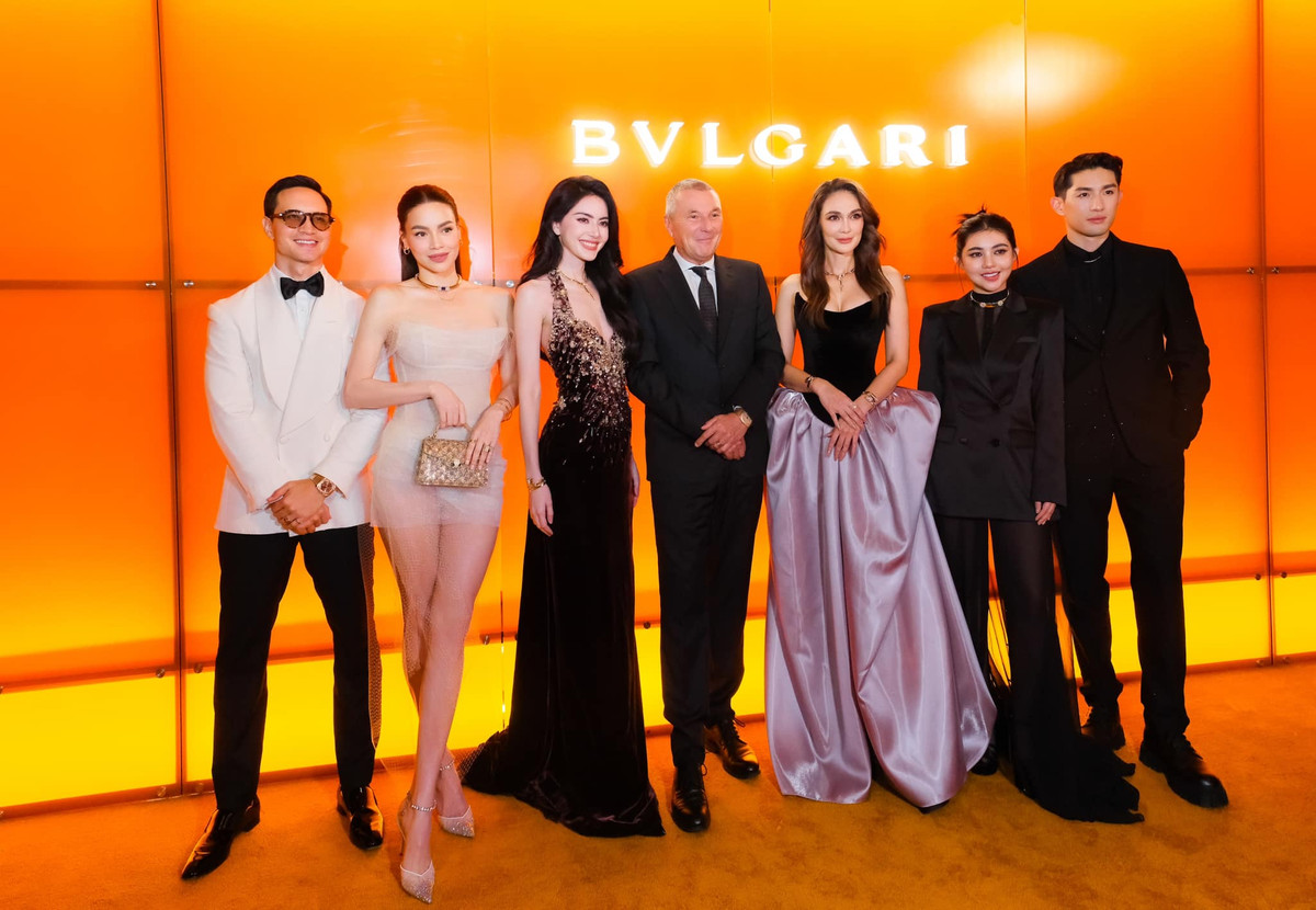 Hồ Ngọc Hà đọ sắc cùng dàn sao châu Á. Cô được ông xã - diễn viên Kim Lý tháp tùng tại sự kiện. Ảnh: FB Ho Ngoc Ha