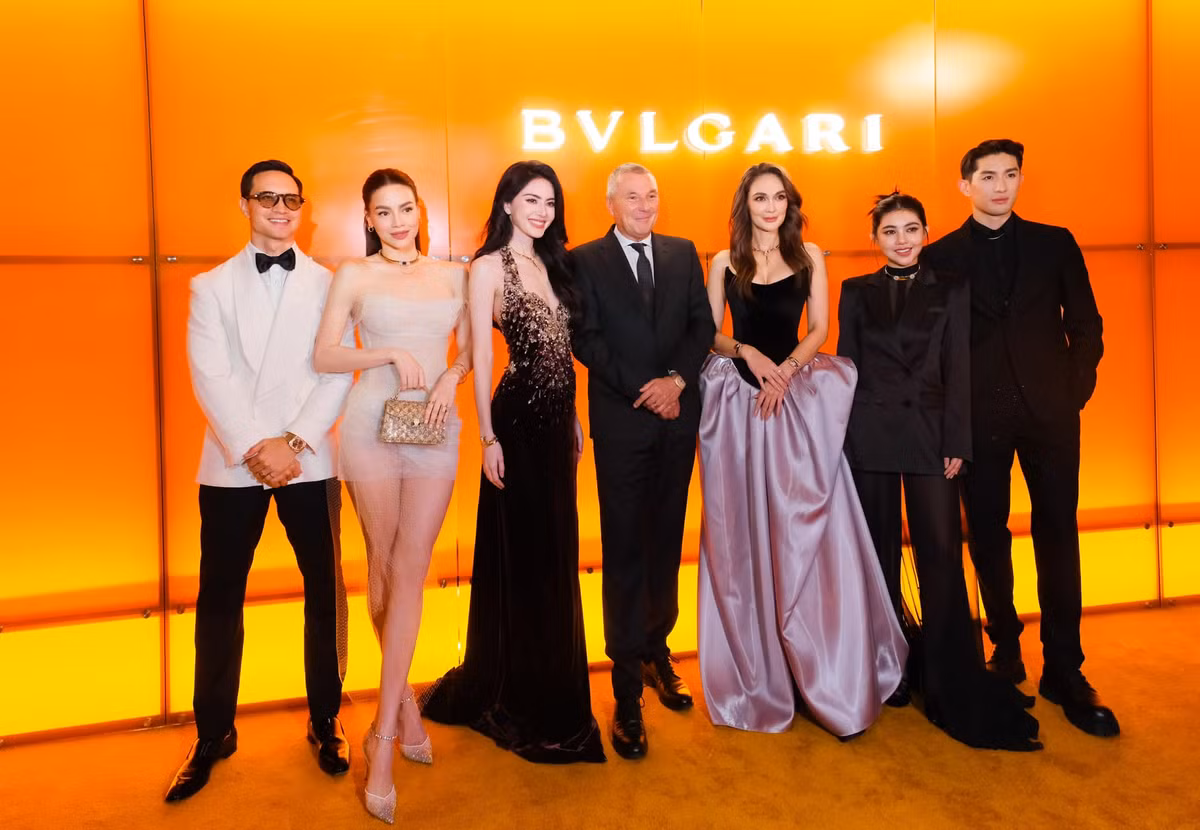 Hồ Ngọc Hà đọ sắc cùng dàn sao châu Á. Cô được ông xã - diễn viên Kim Lý tháp tùng tại sự kiện. Ảnh: FB Ho Ngoc Ha