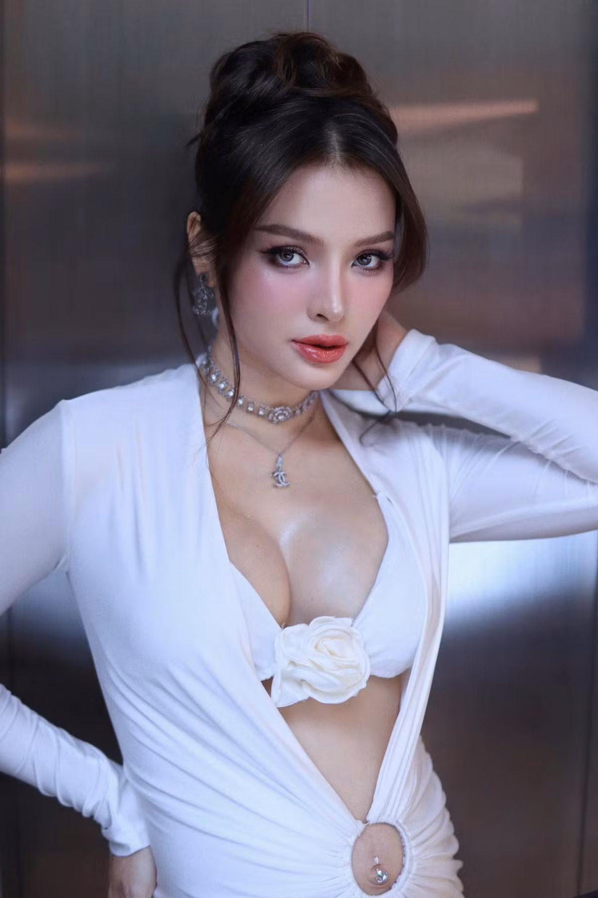  Tin tức sao Việt 2/12: Mẹ bầu Phương Trinh Jolie diện váy cắt xẻ, khoe đôi gò bồng đảo "phồn thực". Ảnh: FB Phương Trinh Jolie