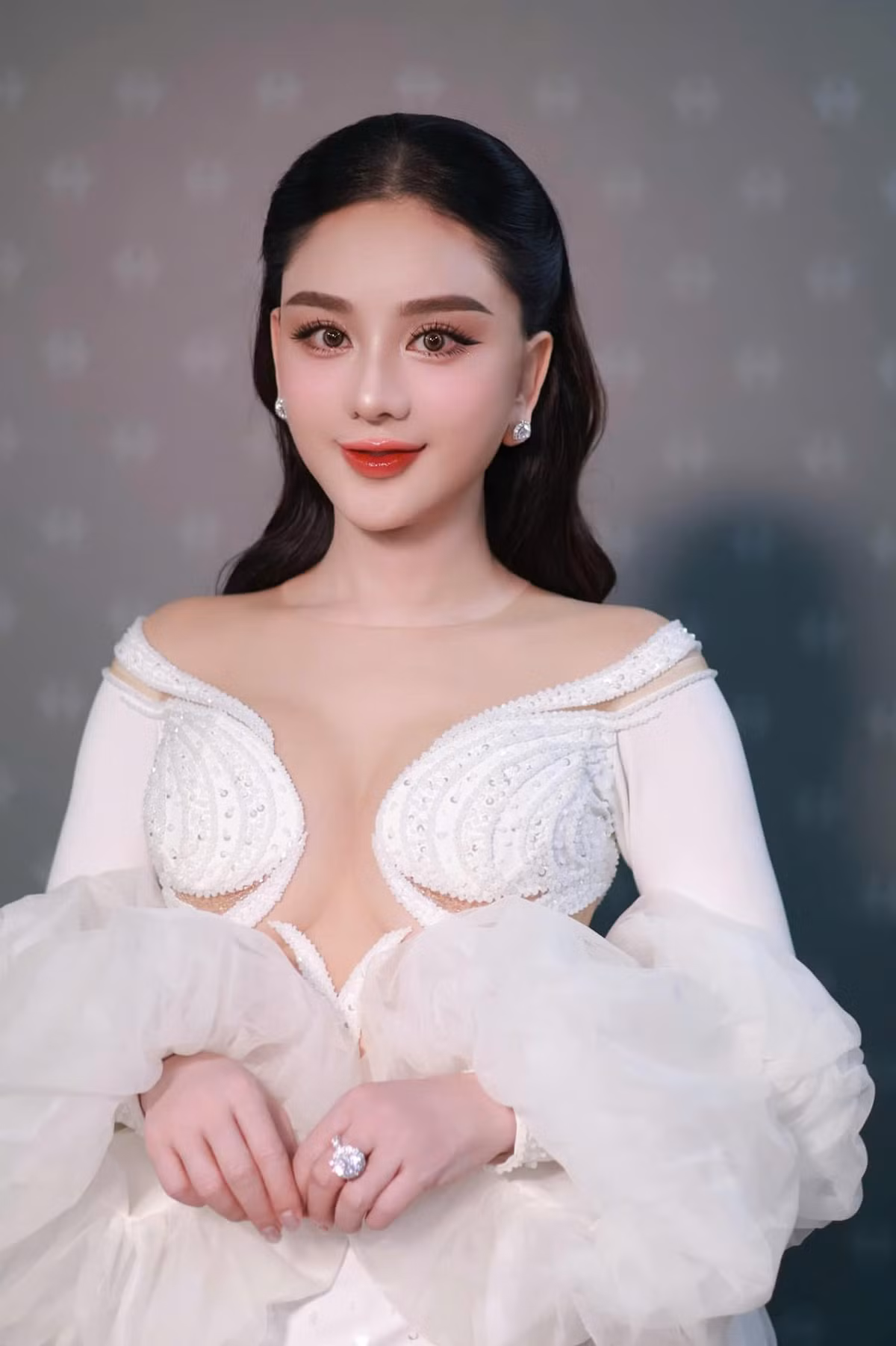 Lâm Khánh Chi diện váy hở ngực, Quỳnh Nga đến thăm núi Phú Sĩ Lam Khanh Chi dien vay ho nguc, Quynh Nga den tham nui Phu Si