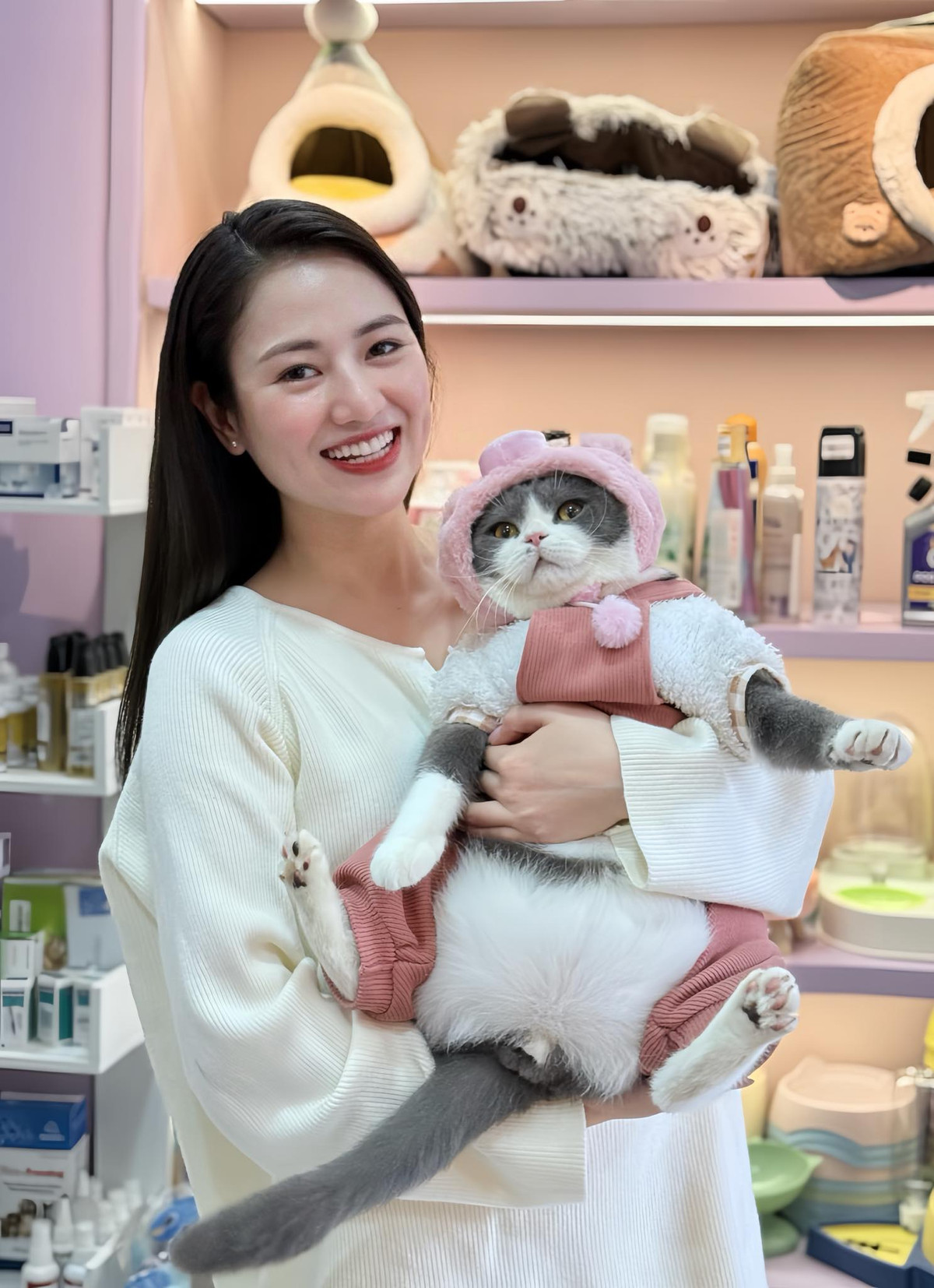 Diễn viên Việt Hoa khoe thú cưng nặng gần 10 kg. Ảnh: FB Vũ Việt Hoa