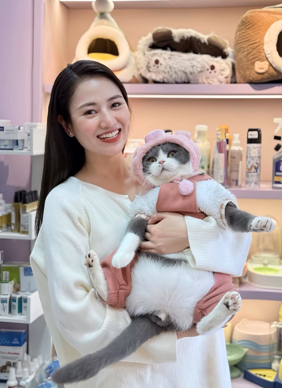 Diễn viên Việt Hoa khoe thú cưng nặng gần 10 kg. Ảnh: FB Vũ Việt Hoa