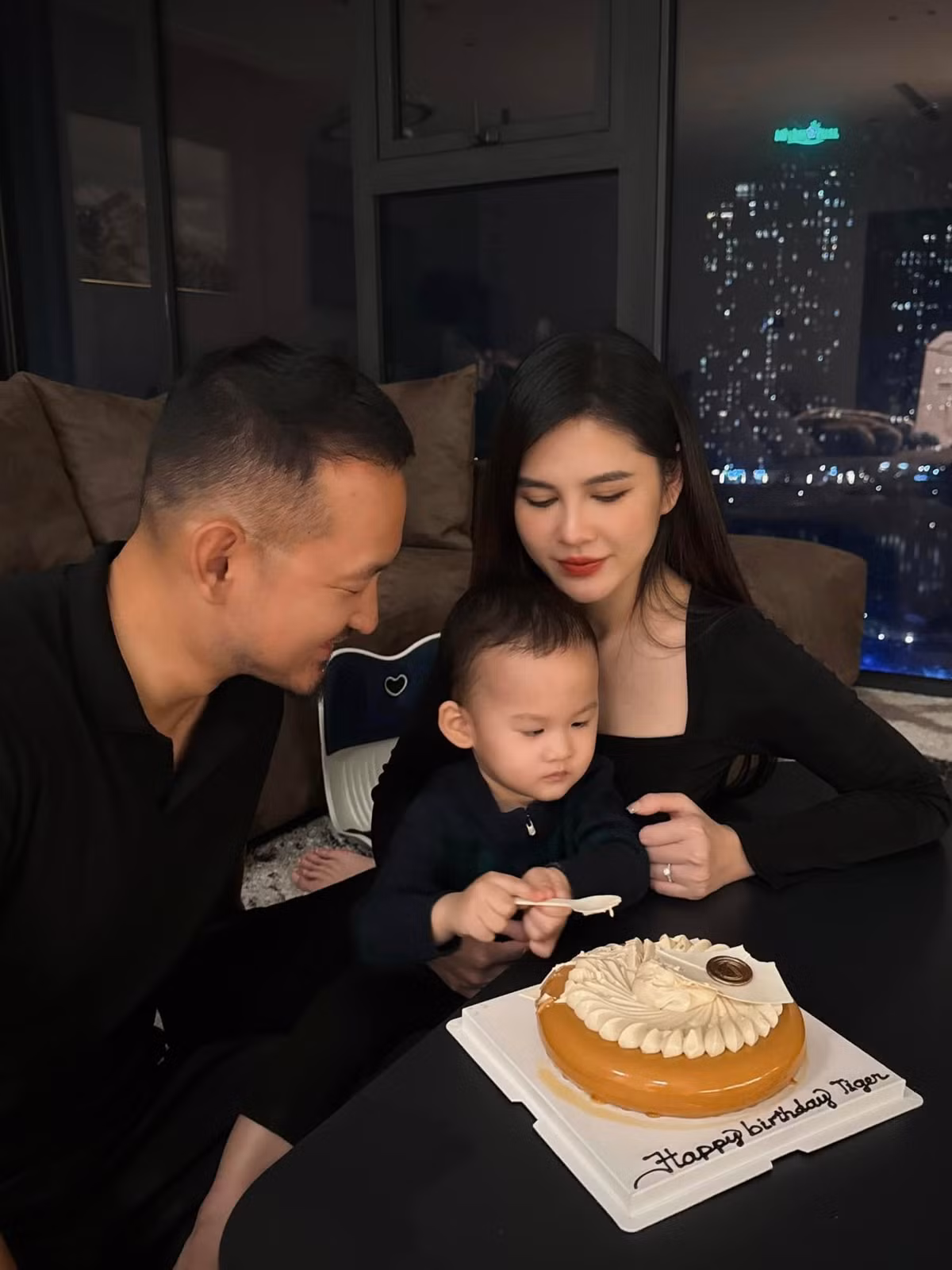 MC Vũ Thu Hoài cùng chồng mừng sinh nhật con trai. Ảnh: FB Vũ Thu Hoài