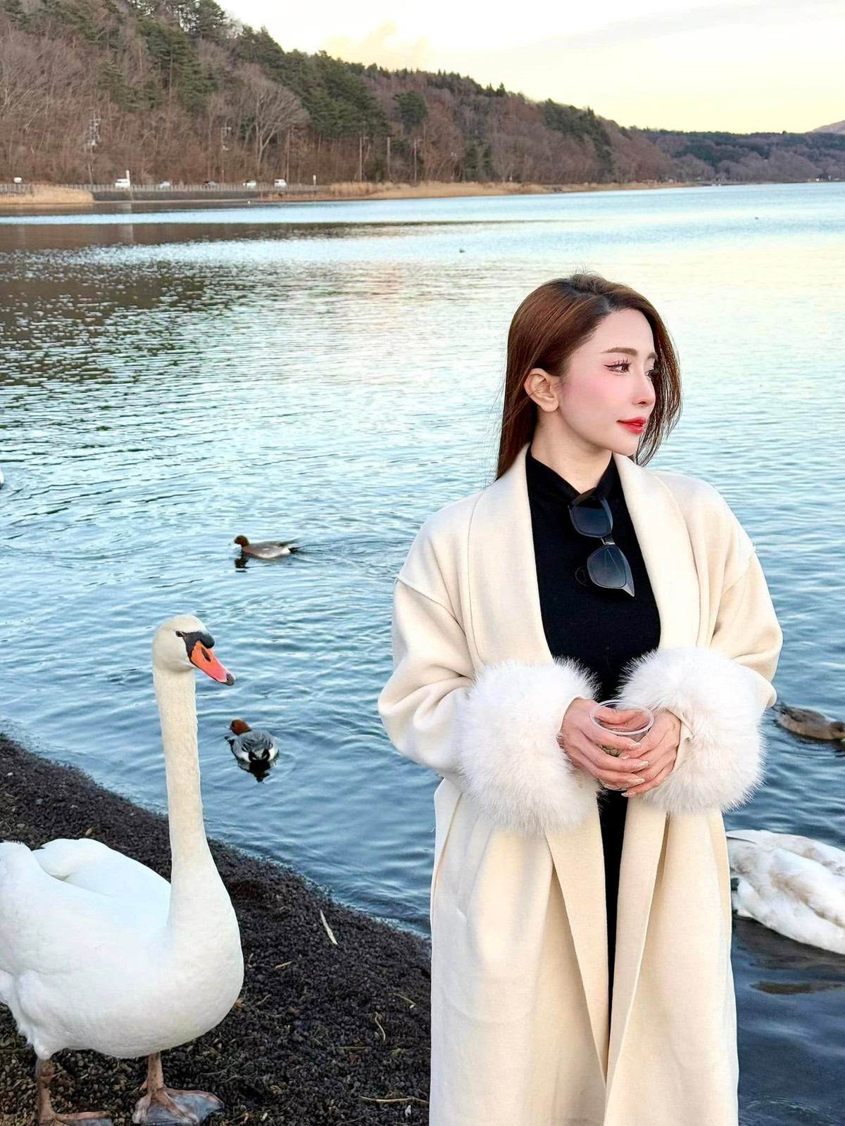 Diễn viên Quỳnh Nga tạo dáng chụp ảnh ở núi Phú Sĩ, Nhật Bản. Ảnh: FB Phạm Quỳnh Nga