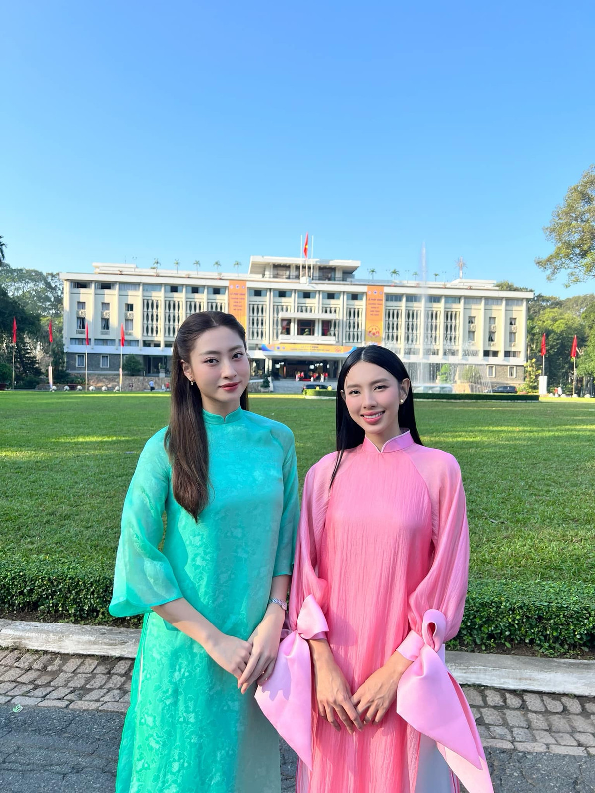 Hoa hậu Thùy Tiên diện áo dài khoe sắc bên đàn em Lương Thùy Linh. Ảnh: FB Nguyễn Thúc Thùy Tiên