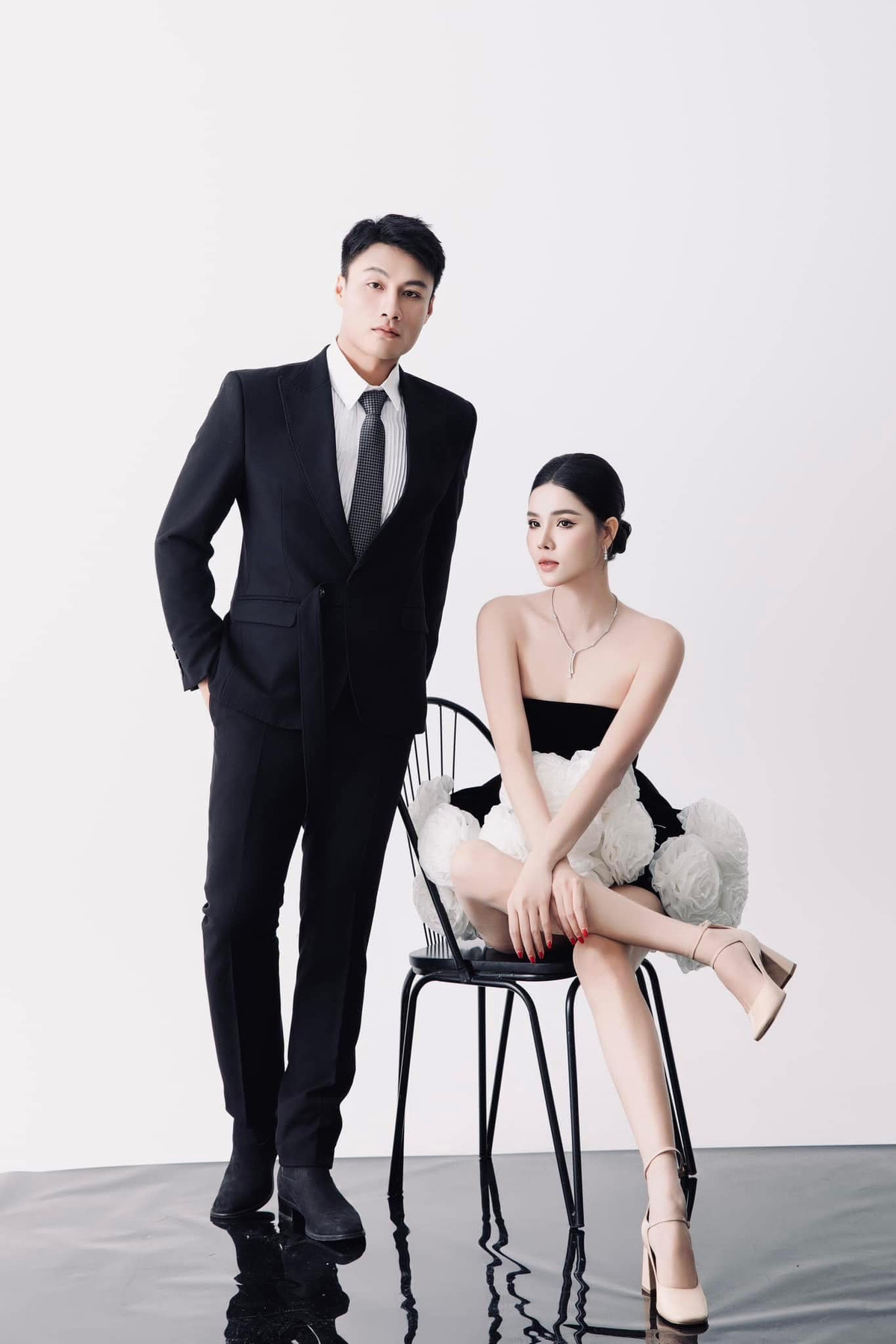 Kỳ Hân tạo dáng chụp ảnh bên ông xã Mạc Hồng Quân. Ảnh: FB Han Ky Nguyen