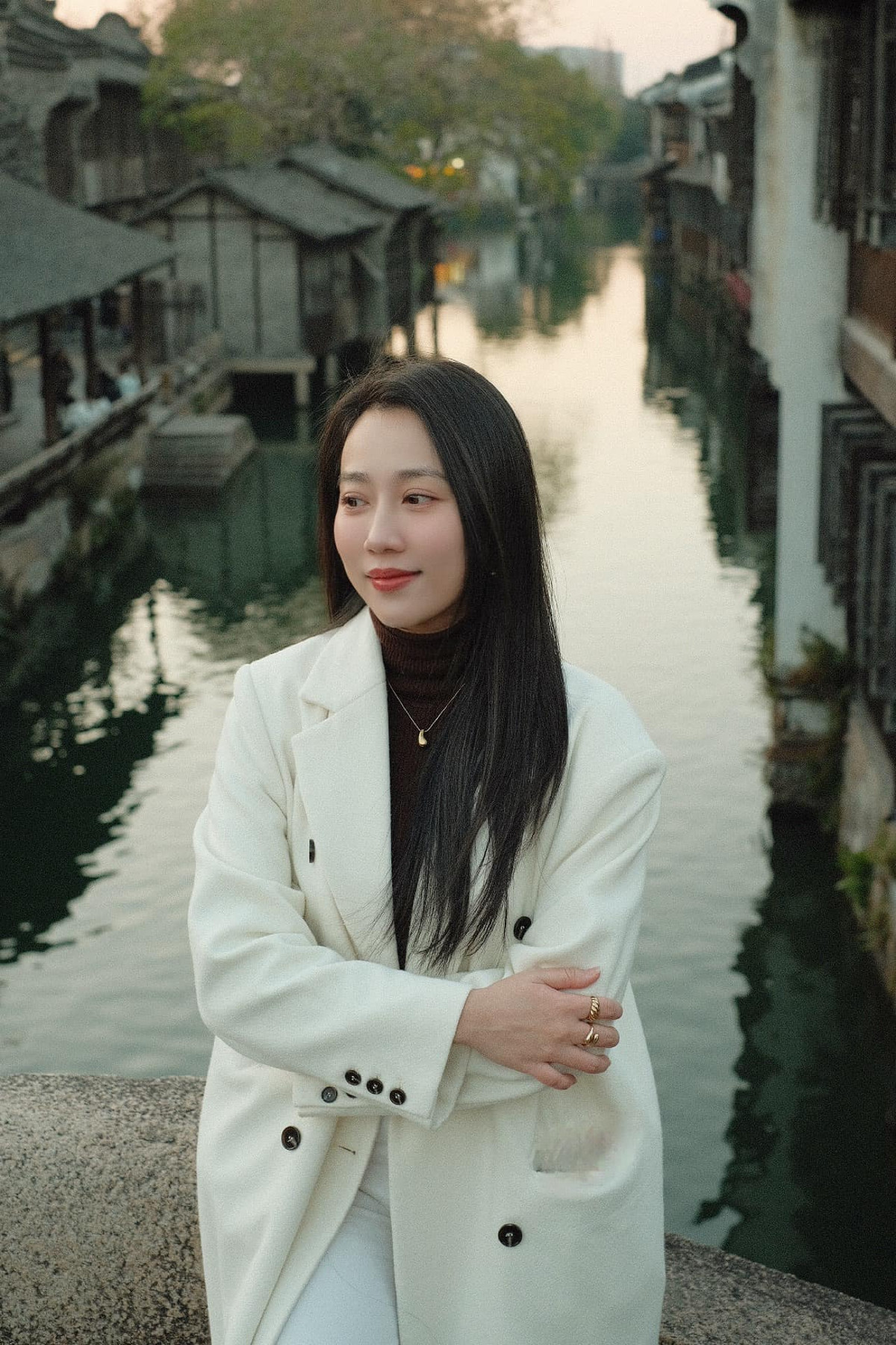 Diễn viên Huỳnh Hồng Loan chụp hình kỷ niệm chuyến du ngoạn Trung Quốc. Ảnh: FB Huỳnh Hồng Loan