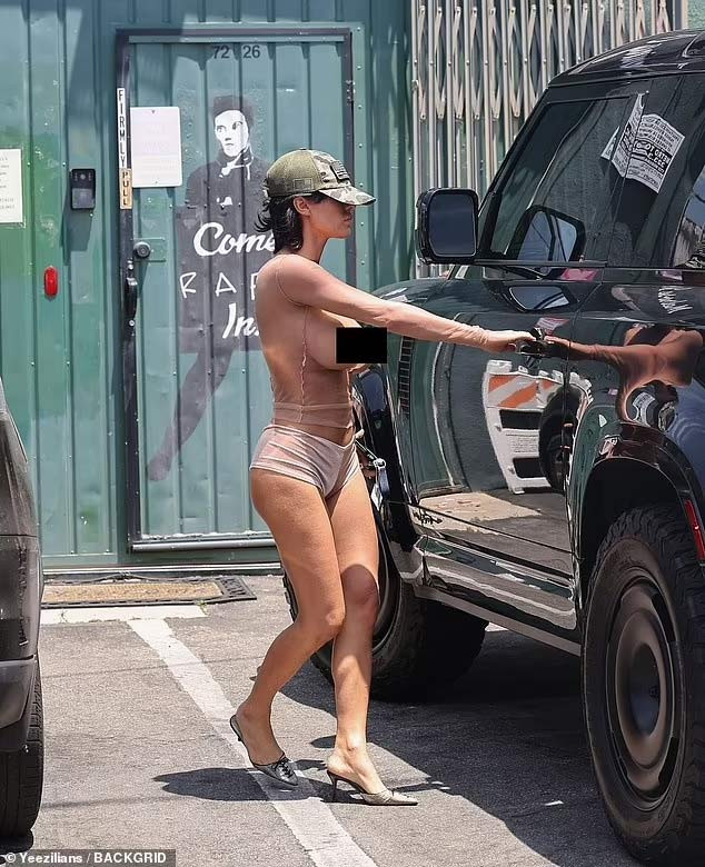 Nhìn thoáng qua, Bianca chỉ như đang mặc duy nhất một chiếc quần lót khi đi ra đường. (Ảnh: Backgrid)