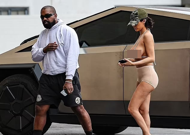 Kể từ khi kết hôn, vợ chồng Kanye West và Bianca Censori luôn trở thành đề tài của cư dân mạng khi ăn mặc quá lố lăng.