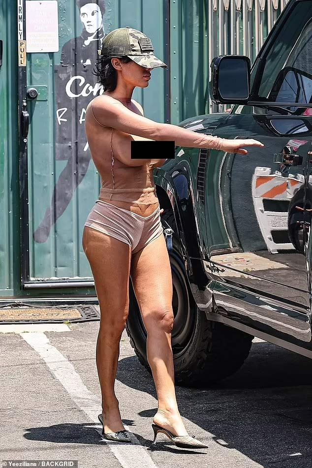 Kiểu ăn mặc lộ liễu của Bianca bị nhiều người phản đối vì quá phản cảm.