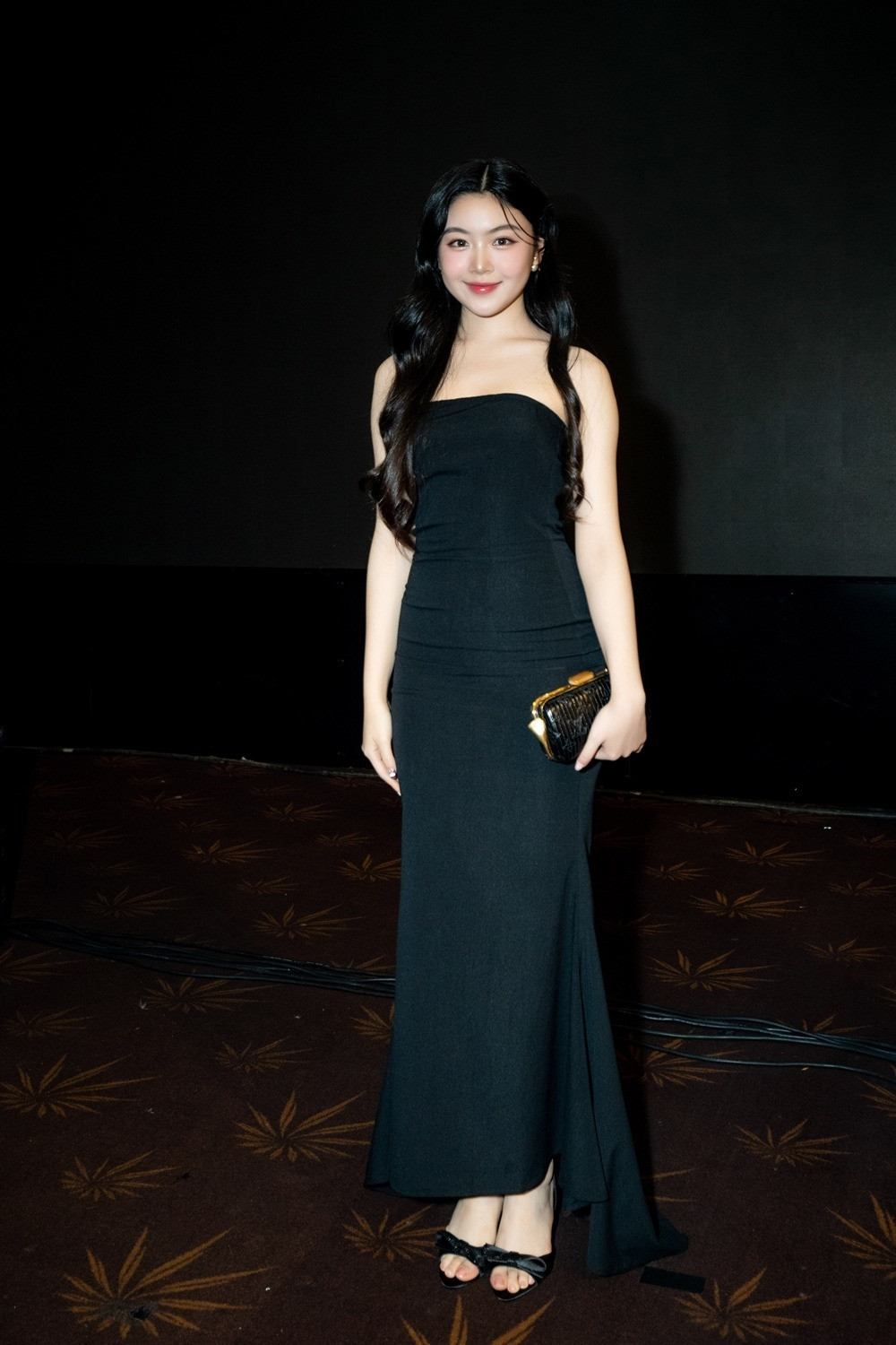 Bên cạnh đó, cô nàng cũng rất biết cách kết hợp phụ kiện để hoàn thiện set đồ của mình. Ảnh: FB Mai Thảo Linh