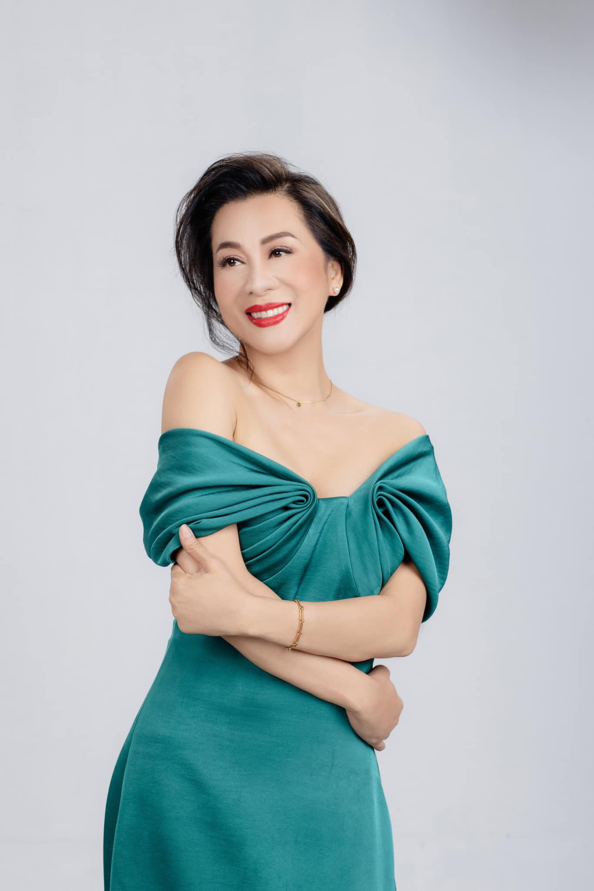 Dù đã ở độ tuổi U60, MC Kỳ Duyên vẫn khiến bao người ngỡ ngàng trước vẻ đẹp rạng rỡ, làn da căng bóng và vóc dáng thon gọn. Ảnh: FB Nguyen Cao Ky Duyen