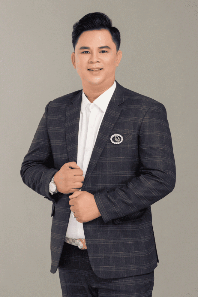 Quốc Kháng lấn sân ca hát nhưng không quá nổi tiếng, thường trình diễn ở một số sự kiện nhỏ, các chương trình từ thiện. Ảnh: Chụp màn hình