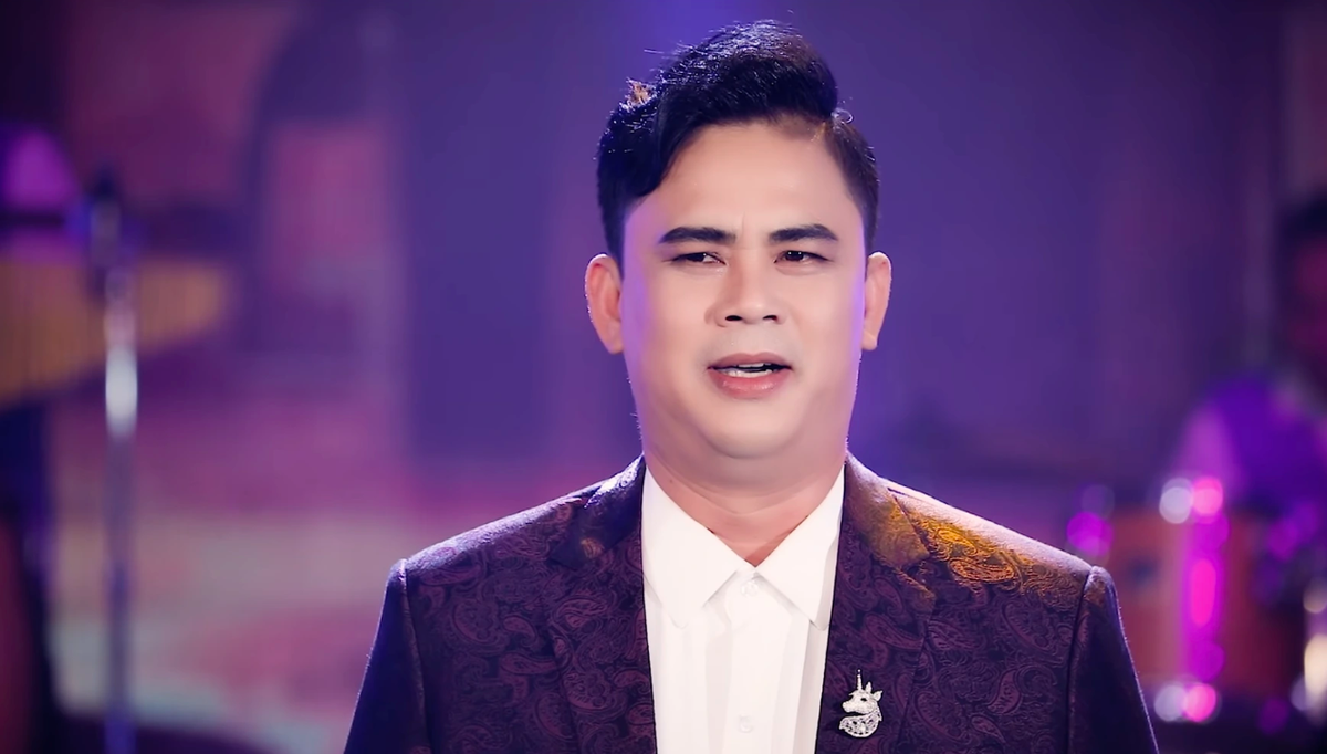 Cụ thể, PC03 Công an TP.HCM phát hiện Lê Thị Mỹ Châu có hành vi móc nối với ca sĩ Quốc Kháng để chạy án cho 1 bị can hiện đang bị PC03 tạm giam, được "tại ngoại" giá 9 tỷ đồng. Sau khi nhận được 7 tỷ đồng từ Lê Thị Mỹ Châu, Quốc Kháng đưa cho Hoàng Nam 450 triệu đồng. Số tiền còn lại, Kháng dùng để trả nợ, chuộc ô tô đã cầm cố và tiêu xài cá nhân hết. Sau đó, Quốc Kháng bỏ trốn, chặn liên lạc để chiếm đoạt tiền của Lê Thị Mỹ Châu. Hiện PC03 Công an TP.HCM đang điều tra mở rộng vụ án. Ảnh: Chụp màn hình