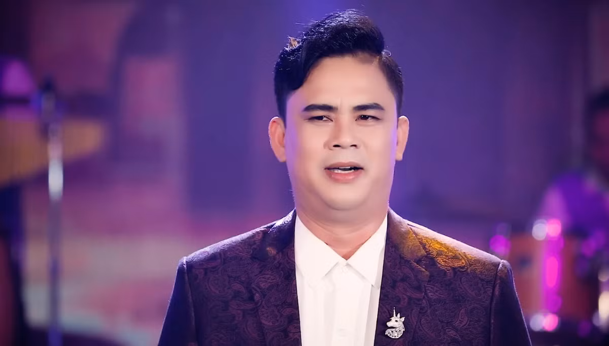 Cụ thể, PC03 Công an TP.HCM phát hiện Lê Thị Mỹ Châu có hành vi móc nối với ca sĩ Quốc Kháng để chạy án cho 1 bị can hiện đang bị PC03 tạm giam, được "tại ngoại" giá 9 tỷ đồng. Sau khi nhận được 7 tỷ đồng từ Lê Thị Mỹ Châu, Quốc Kháng đưa cho Hoàng Nam 450 triệu đồng. Số tiền còn lại, Kháng dùng để trả nợ, chuộc ô tô đã cầm cố và tiêu xài cá nhân hết. Sau đó, Quốc Kháng bỏ trốn, chặn liên lạc để chiếm đoạt tiền của Lê Thị Mỹ Châu. Hiện PC03 Công an TP.HCM đang điều tra mở rộng vụ án. Ảnh: Chụp màn hình