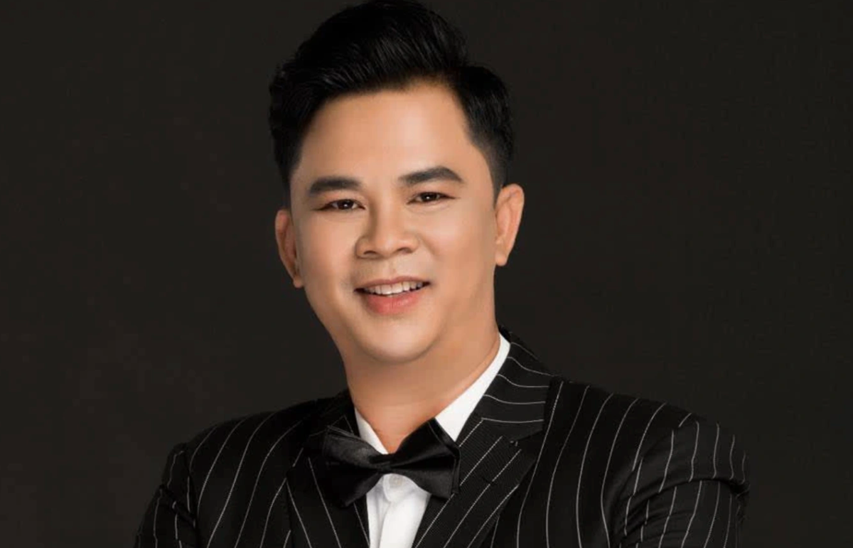 Ca sĩ Lê Quốc Kháng sinh năm 1981 tại Sóc Trăng. Năm 2020, anh tham gia cuộc thi dành cho các doanh nhân đam mê nghệ thuật mang tên Tình khúc giọng ca vàng 2020 và giành giải quán quân. Ảnh: Chụp màn hình