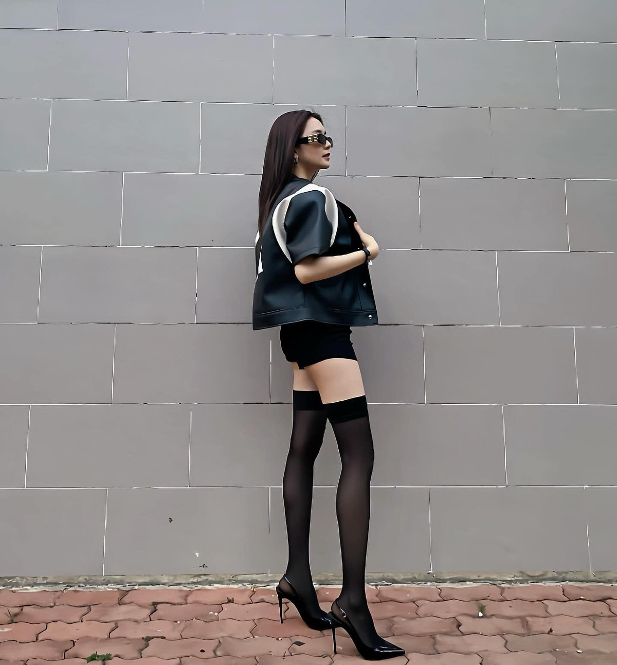 Mới đây, Thiều Bảo Trang tiếp tục "chiêu đãi" fan với loạt ảnh khoe vóc dáng quyến rũ cùng đôi chân dài miên man.