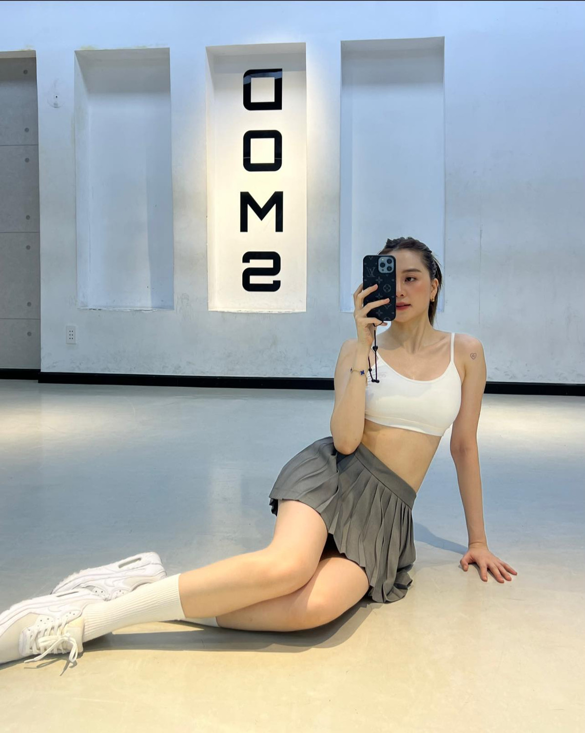 Chỉ mặc mỗi bra kết hợp với chân váy xếp ly cũng đủ khiến mỹ nhân Thanh Hóa thu hút mọi ánh nhìn.