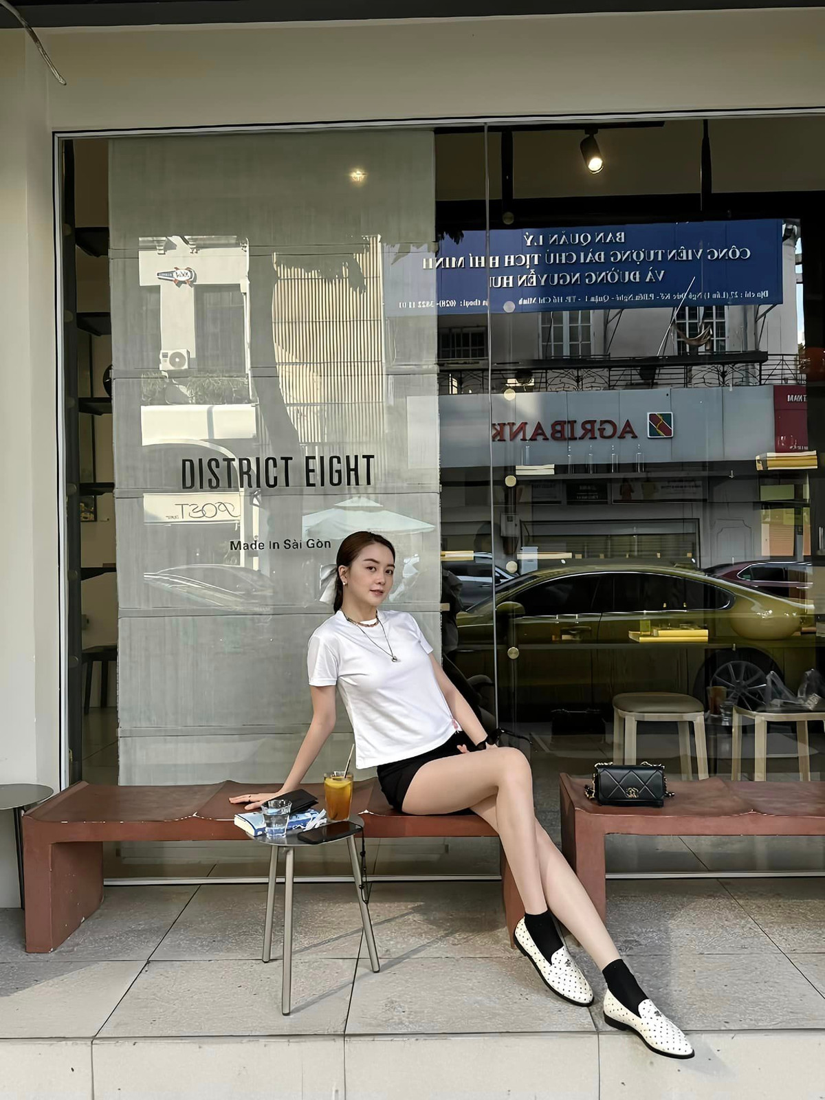 Mỹ nhân sinh năm 1992 sở hữu phong cách thời trang dạo phố đa dạng.