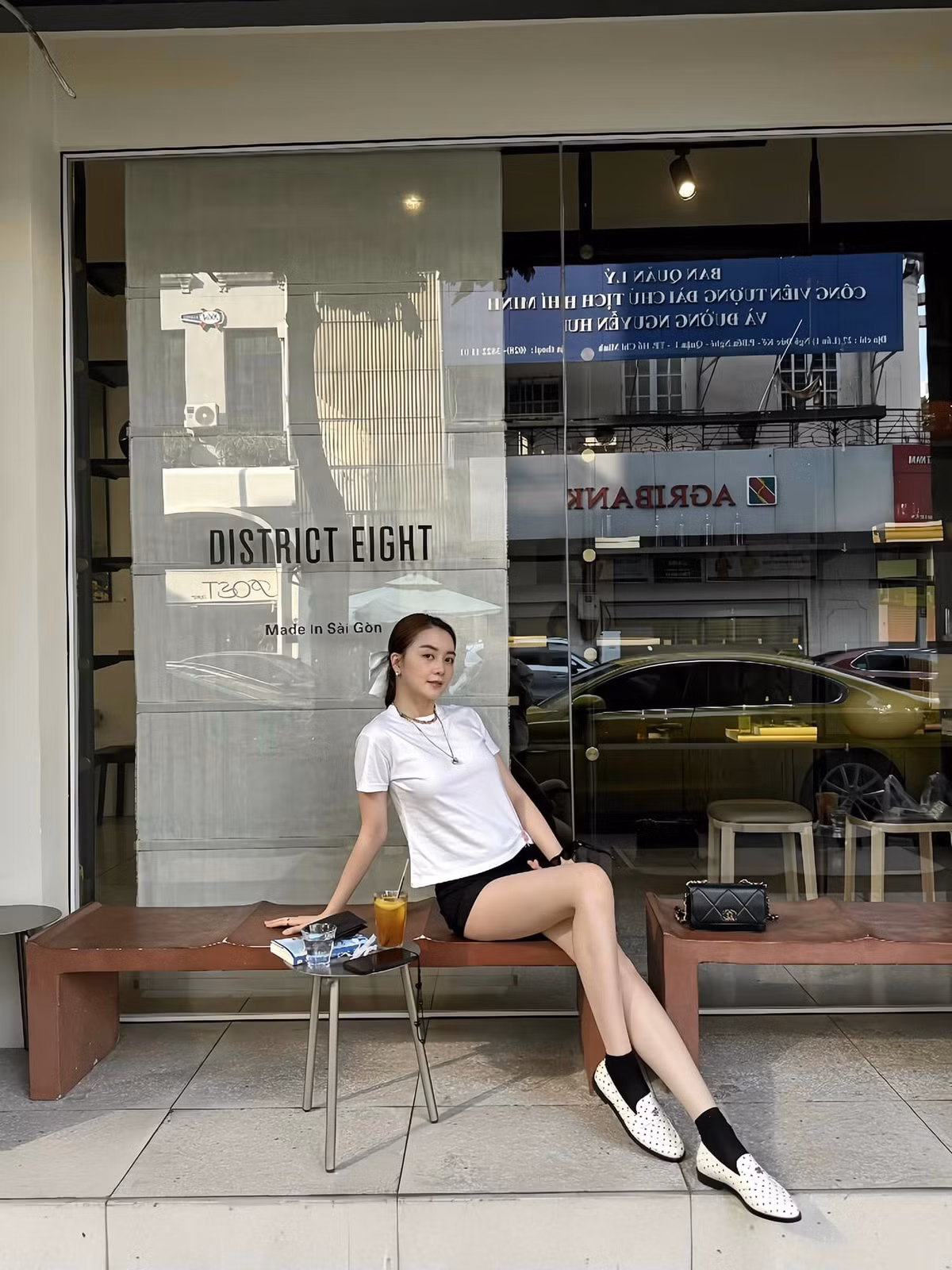 Mỹ nhân sinh năm 1992 sở hữu phong cách thời trang dạo phố đa dạng.