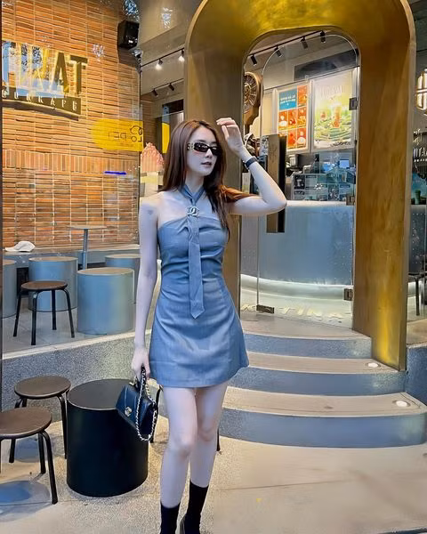 Váy ngắn cũng là một trong những trang phục giúp Thiều Bảo Trang khoe đôi chân dài tít tắp.