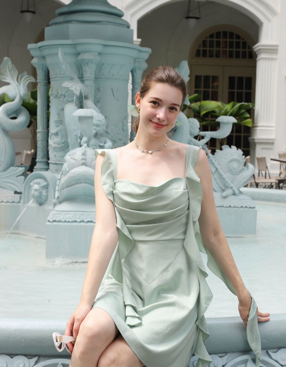 Trong những bức ảnh được chia sẻ trên mạng xã hội, hot girl lai Anastasia Cebulska tự tin khoe dáng với bộ bodysuit ôm sát.