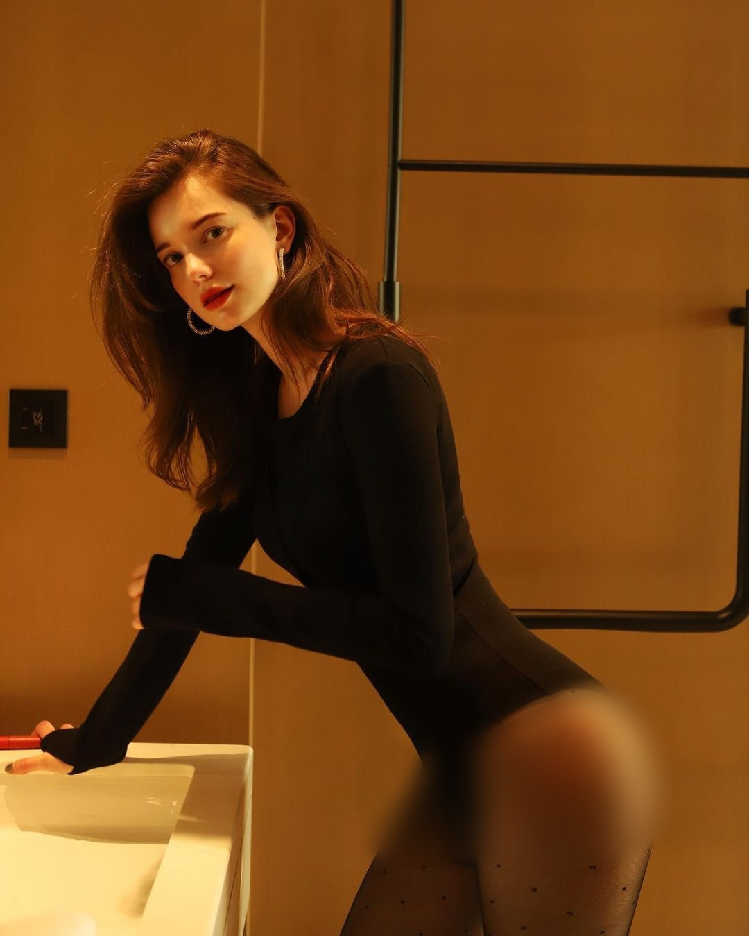 Thiết kế đơn giản nhưng không hề đơn điệu, giúp cô nàng khoe trọn vóc dáng nuột nà, đặc biệt là vòng eo thon gọn.