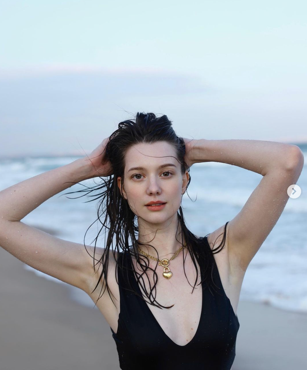 Dù diện trang phục khá gợi cảm, Anastasia Cebulska vẫn toát lên vẻ đẹp thanh lịch và sang trọng.