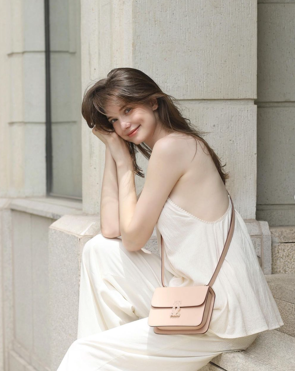 Người đẹp cũng rất biết cách tận dụng những phụ kiện để tạo điểm nhấn cho outfit của mình.