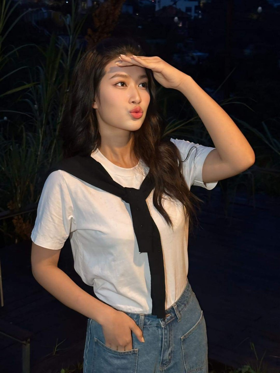 Hoa hậu Thiên Ân tạo dáng xì tin.