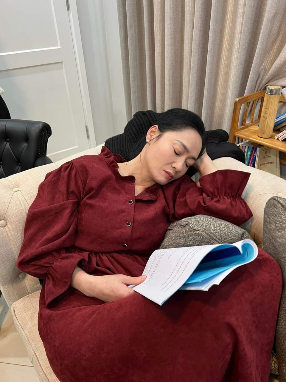 Diễn viên Quách Thu Phương ngủ gục trong lúc chờ tới cảnh quay.