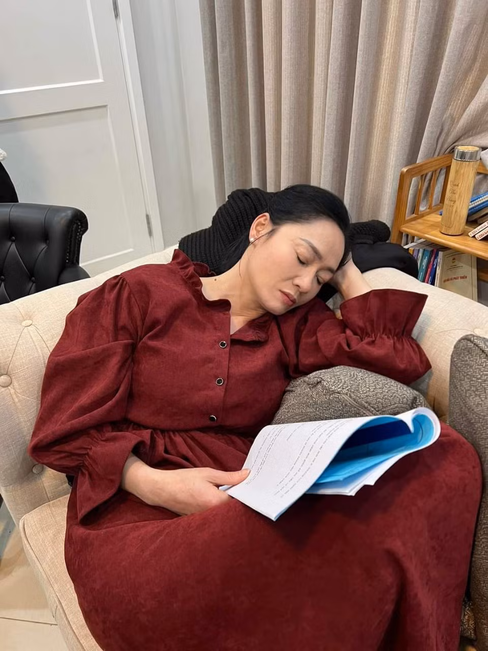 Diễn viên Quách Thu Phương ngủ gục trong lúc chờ tới cảnh quay.